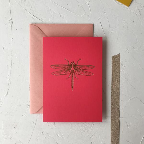 ansichtkaart-colour-crush-rood-roze-koraal-goudfolie-fel-gekleurd-witwonenmetkleur-kever-libelle-bij-voor-in-huis-stationary-stationery2