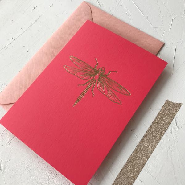 ansichtkaart-colour-crush-rood-roze-koraal-goudfolie-fel-gekleurd-witwonenmetkleur-kever-libelle-bij-voor-in-huis-stationary-stationery2