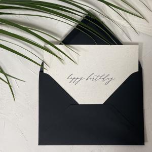 simplistische-letterpress-anischt-kaart-gras-papier-ecologisch-tekst-happy-birthday-calligrafie