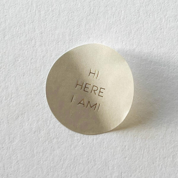 Beige sluitzegel, gouden tekst 'HERE I AM'