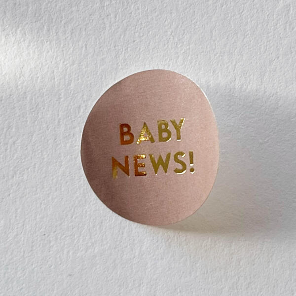 Leverbruine sluitzegel, goud 'Baby News'