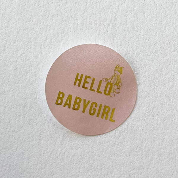 Roze sluitzegel, gouden tekst 'Hello Babygirl'