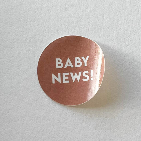 Oudroze sluitzegel, wit ‘Baby News’